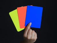 Mit der Blauen Karte soll gegen Spieler eine Zeitstrafe verhängt werden. - Foto: Jens Wolf/dpa