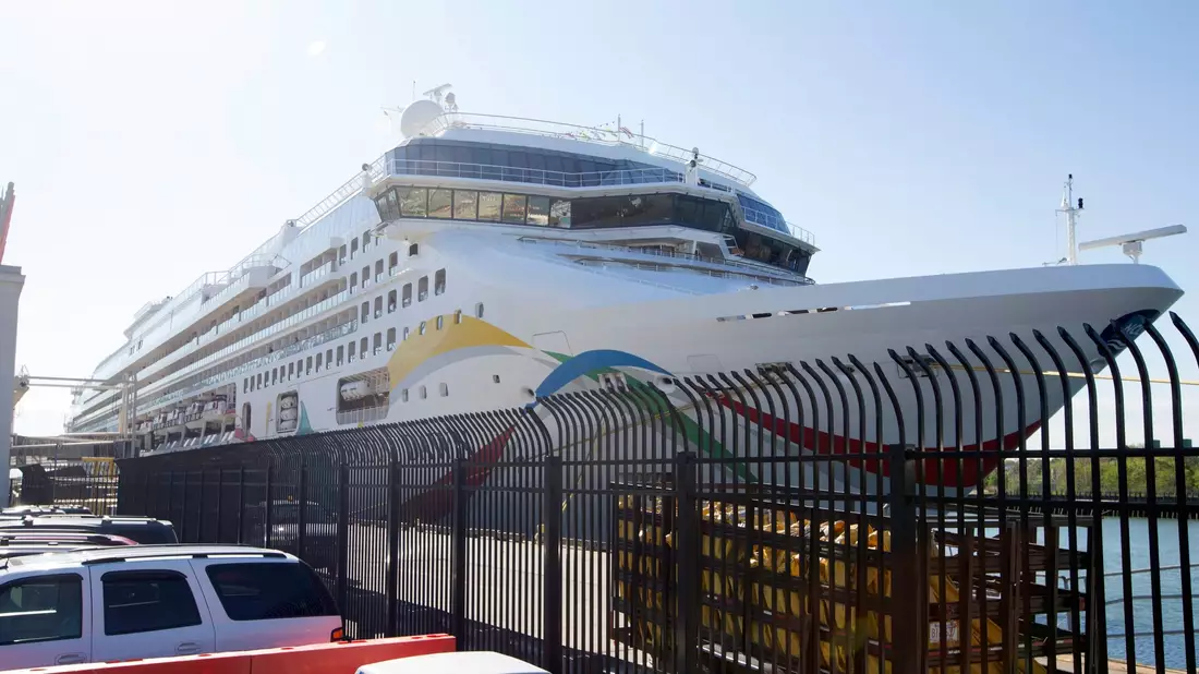 Rund 2000 Passagiere und 1000 Besatzungsmitglieder saßen wegen einem Cholera-Verdacht auf einem Kreuzfahrtschiff fest (Archivbild). - Bild: Mark Garfinkel/The Boston Herald/AP/dpa