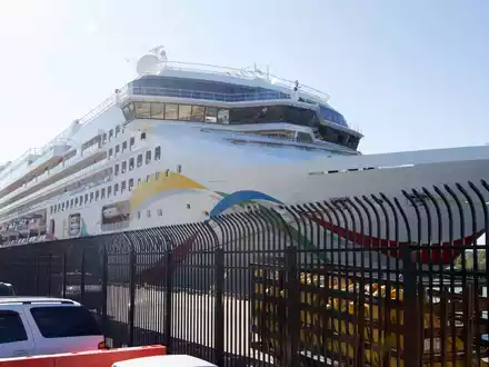 Rund 2000 Passagiere und 1000 Besatzungsmitglieder saßen wegen einem Cholera-Verdacht auf einem Kreuzfahrtschiff fest (Archivbild). - Foto: Mark Garfinkel/The Boston Herald/AP/dpa