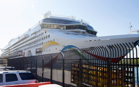 Rund 2000 Passagiere und 1000 Besatzungsmitglieder saßen wegen einem Cholera-Verdacht auf einem Kreuzfahrtschiff fest (Archivbild). - Foto: Mark Garfinkel/The Boston Herald/AP/dpa