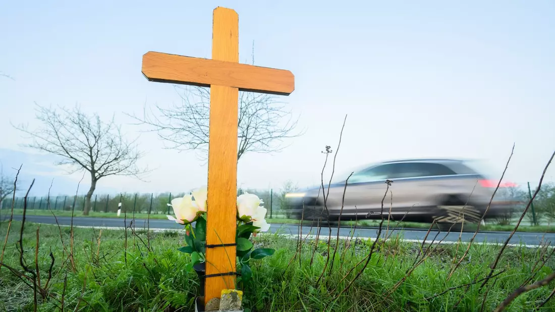 Die Zahl der Verkehrstoten ist im Jahr 2023 gestiegen. - Bild: Julian Stratenschulte/dpa
