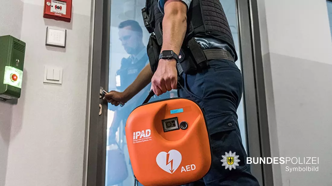 Bundespolizeidirektion München: Bundespolizisten reanimieren am Gleis / 57-Jähriger mit Herzstillstand gerettet - Bild: presseportal.de
