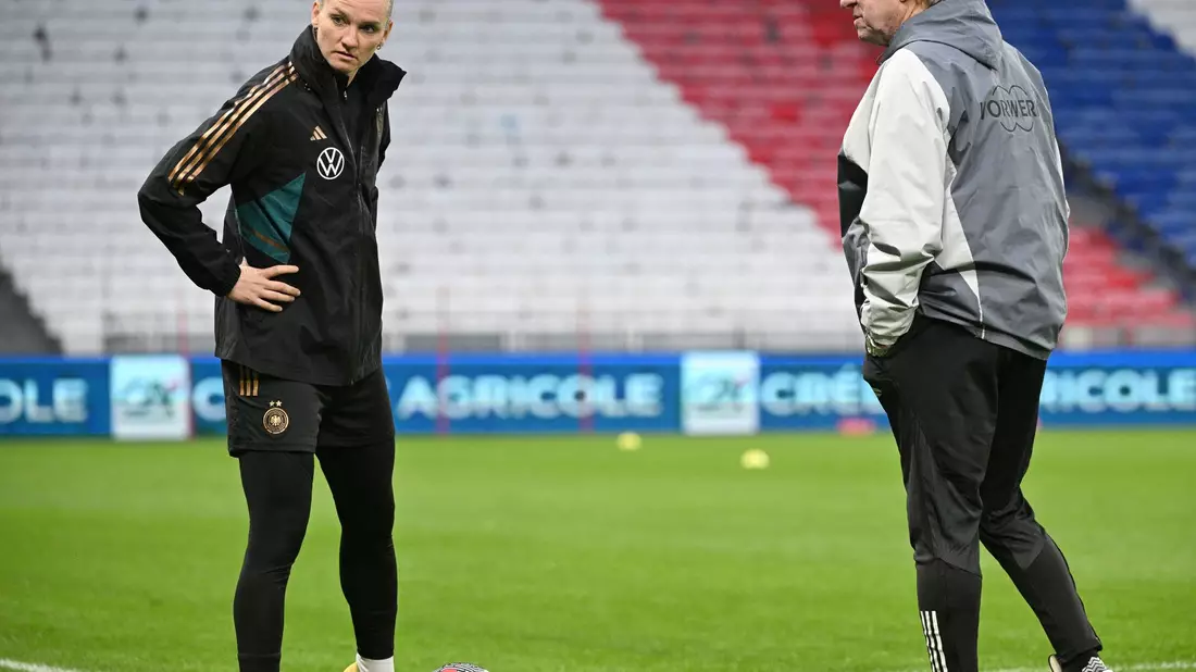 Alexandra Popp und DFB-Trainer Horst Hrubesch wollen nach Paris. - Bild: Sebastian Gollnow/dpa