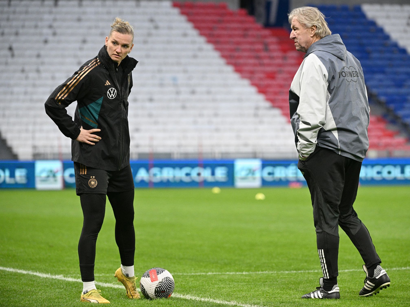 Alexandra Popp und DFB-Trainer Horst Hrubesch wollen nach Paris. - Foto: Sebastian Gollnow/dpa