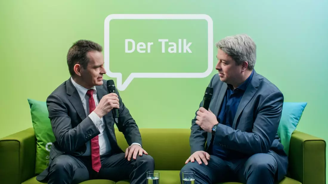 Energiemanager-Talk auf dem grünen eprimo Sofa / Interview-Video am Rande des Handelsblatt Energiegipfels 2024 produziert - Bild: presseportal.de
