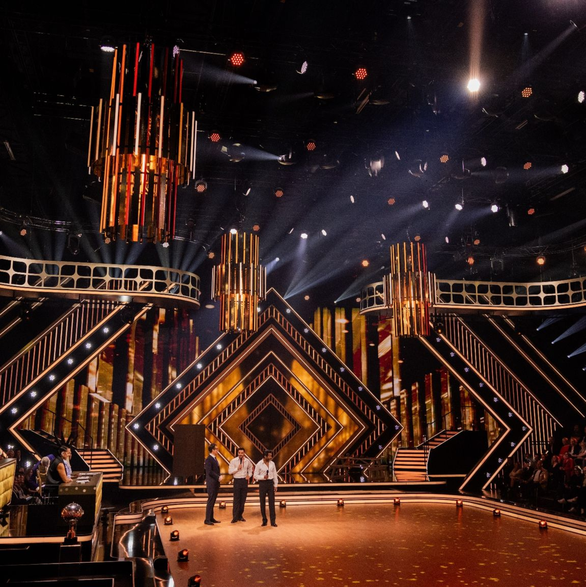 Große Bühne für die Promi-Tänzerinnen und -Tänzer. - Foto: Rolf Vennenbernd/dpa