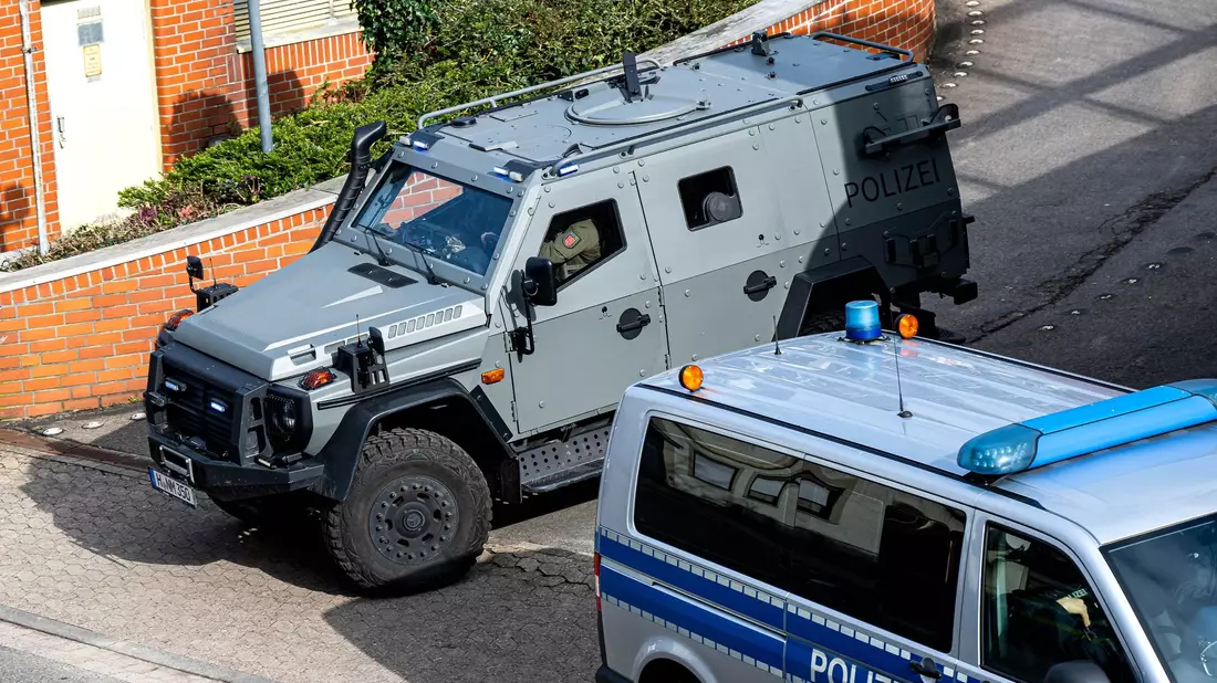 Ein gepanzertes Fahrzeug der Polizei verlässt den Hof des Amtsgerichts in Verden. Zielfahnder des LKA Niedersachsen haben am Montagnachmittag mutmaßlich die frühere RAF-Terroristin Daniela Klette festgenommen. - Bild: Sina Schuldt/dpa