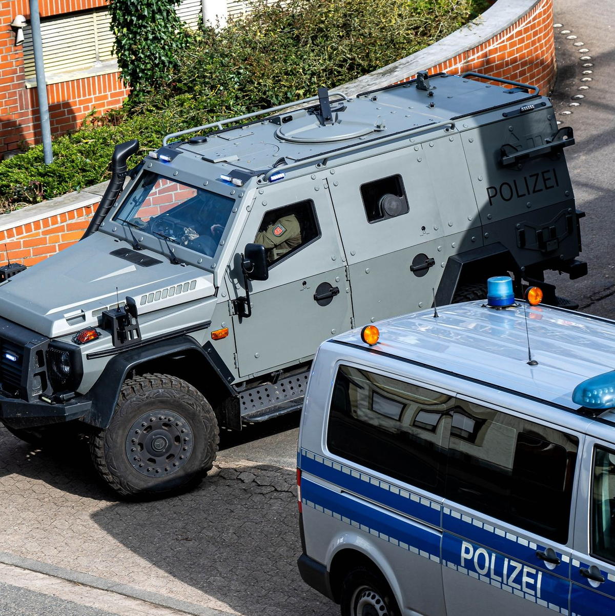 Ein gepanzertes Fahrzeug der Polizei verlässt den Hof des Amtsgerichts in Verden. Zielfahnder des LKA Niedersachsen haben am Montagnachmittag mutmaßlich die frühere RAF-Terroristin Daniela Klette festgenommen. - Foto: Sina Schuldt/dpa