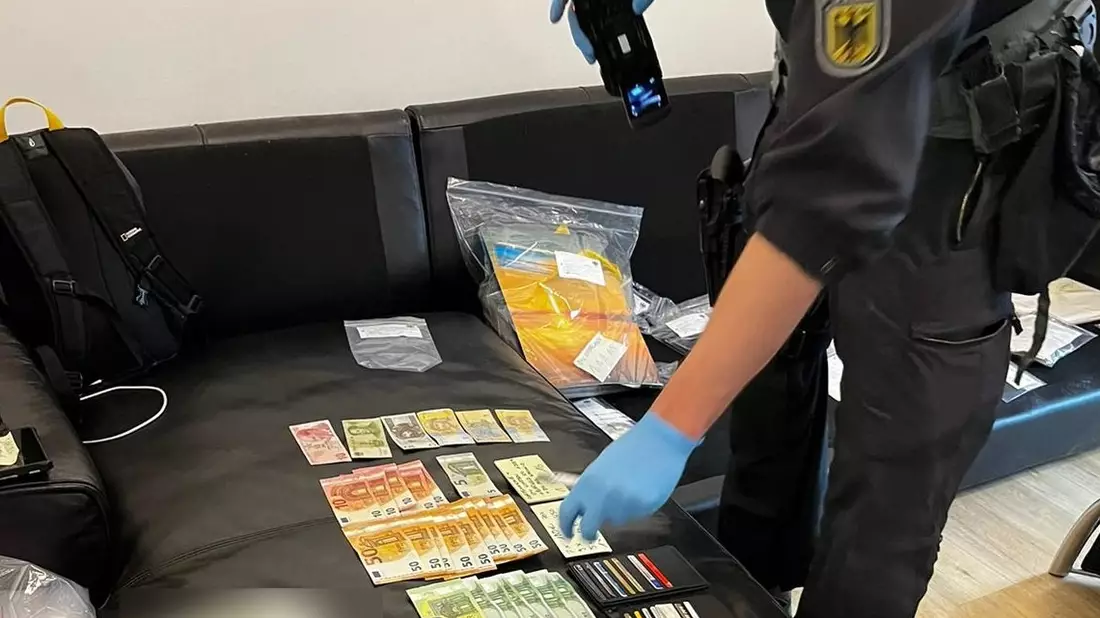 Bundespolizeidirektion München: Staatsanwaltschaft Traunstein und Bundespolizei gelingt Schlag gegen Schleuserorganisation Vier Haftbefehle vollzogen und 140.000 Euro bei Wohnungsdurchsuchungen sichergestellt - Bild: presseportal.de