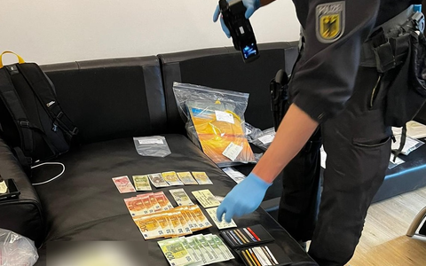 Bundespolizeidirektion München: Staatsanwaltschaft Traunstein und Bundespolizei gelingt Schlag gegen Schleuserorganisation Vier Haftbefehle vollzogen und 140.000 Euro bei Wohnungsdurchsuchungen sichergestellt - Foto: presseportal.de