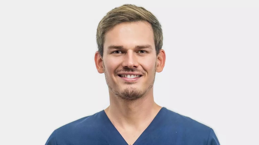 Strahlend weiße und gesunde Zähne: Dr. Philipp Maatz vom MVZ Zahnimpuls Lampertheim beleuchtet, für wen eine Zahnaufhellung wirklich sinnvoll ist - Bild: presseportal.de