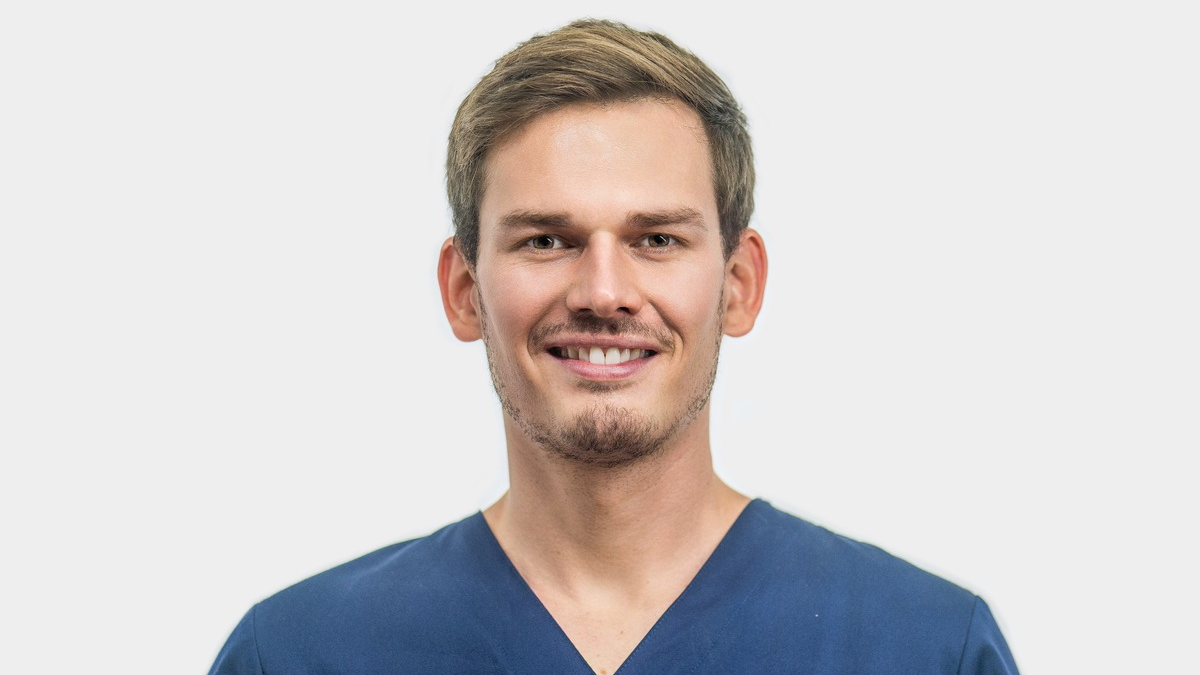 Strahlend weiße und gesunde Zähne: Dr. Philipp Maatz vom MVZ Zahnimpuls Lampertheim beleuchtet, für wen eine Zahnaufhellung wirklich sinnvoll ist - Foto: presseportal.de