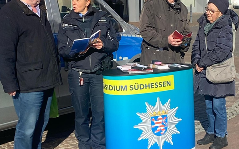 POL-DA: Kreis Bergstraße: Polizei sensibilisiert zum Thema Einbruchschutz/Bürgergespräche und Flyerverteilung - Foto: presseportal.de