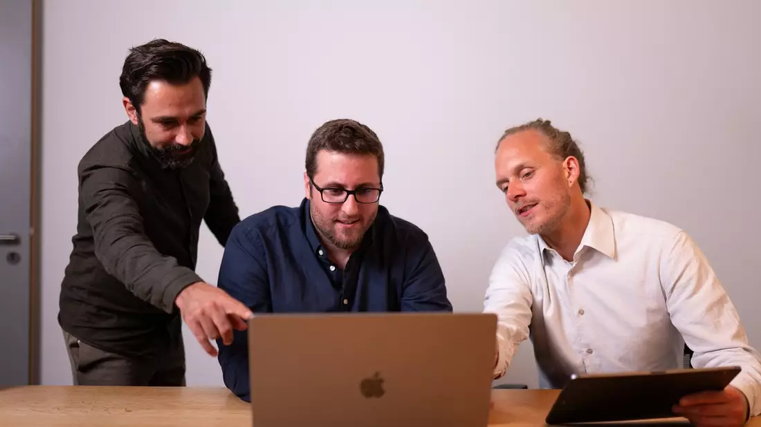 Apiron Agency GmbH: VOLLE KURSE - Warum digitales Marketing auch für Bildungsträger immer wichtiger wird - Bild: presseportal.de