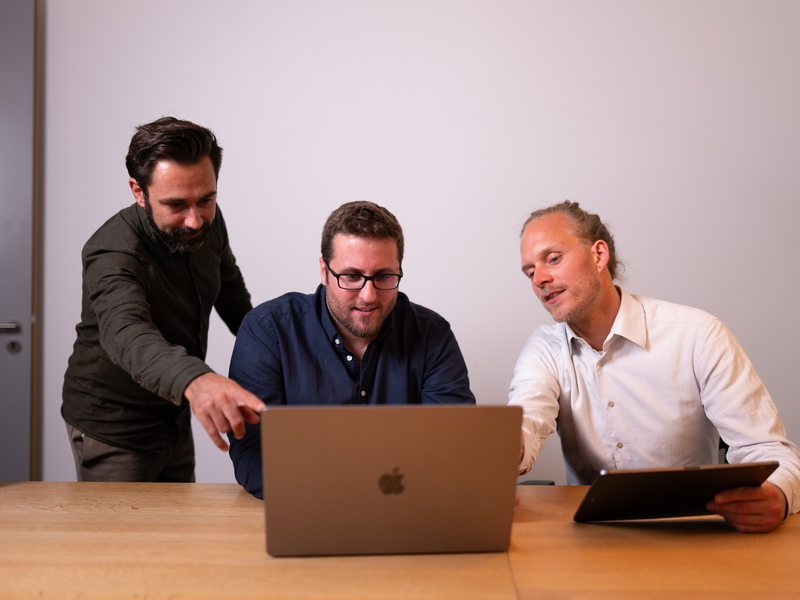 Apiron Agency GmbH: VOLLE KURSE - Warum digitales Marketing auch für Bildungsträger immer wichtiger wird - Foto: presseportal.de