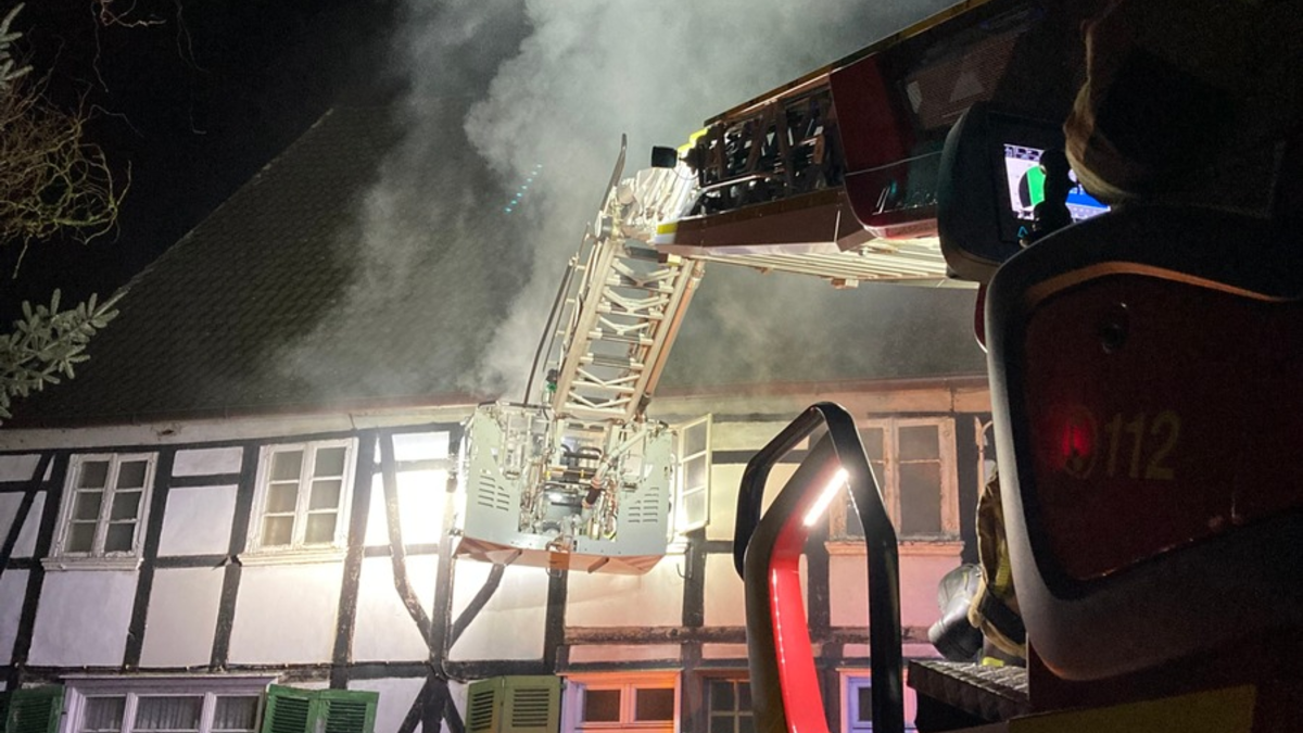 FW-EN: 50 Einsatzkräfte bekämpfen Brand eines Fachwerkhauses - Hattinger Feuerwehr mehr als 10 Stunden im Einsatz - Foto: presseportal.de