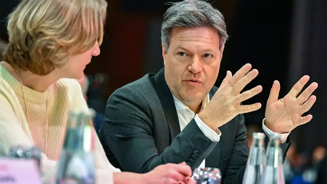 Bundeswirtschaftsminister Robert Habeck (Grüne) unterhält sich mit Kerstin Andreae, Hauptgeschäftsführerin des Bundesverbandes der Energie- und Wasserwirtschaft e. V. (BDEW). - Bild: Patrick Pleul/dpa