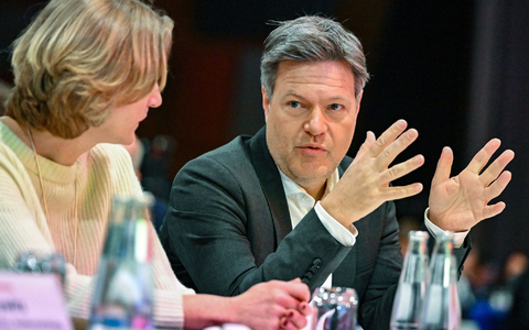Bundeswirtschaftsminister Robert Habeck (Grüne) unterhält sich mit Kerstin Andreae, Hauptgeschäftsführerin des Bundesverbandes der Energie- und Wasserwirtschaft e. V. (BDEW). - Foto: Patrick Pleul/dpa Bundeswirtschaftsminister Robert Habeck (Grüne) unterhält sich mit Kerstin Andreae, Hauptgeschäftsführerin des Bundesverbandes der Energie- und Wasserwirtschaft e. V. (BDEW). - Foto: Patrick Pleul/dpa