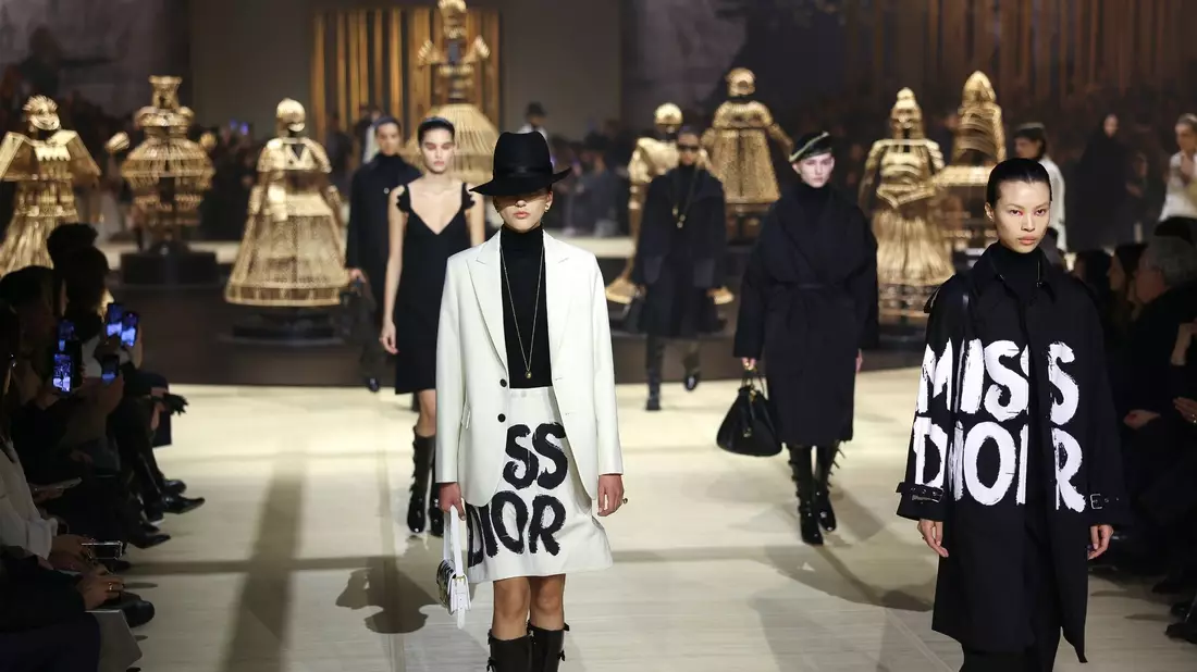 Ein Statement: die neuen Kreationen von Dior. - Bild: Vianney Le Caer/Invision/AP