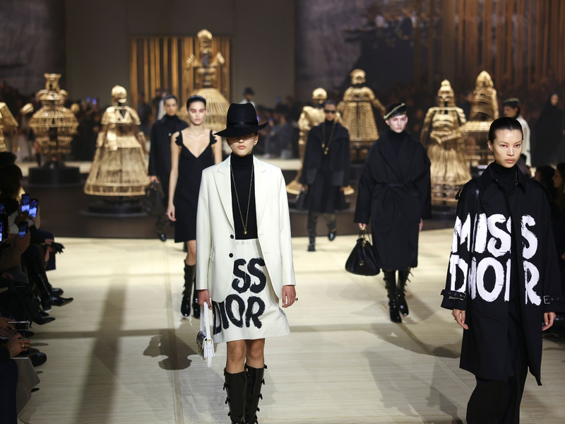 Ein Statement: die neuen Kreationen von Dior. - Foto: Vianney Le Caer/Invision/AP