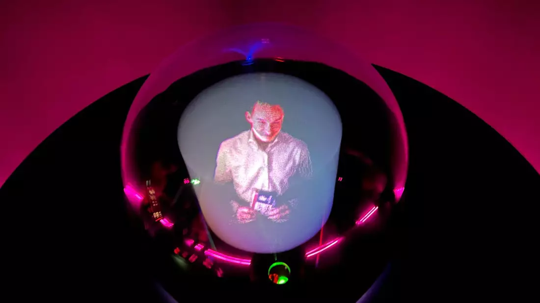 Die Telekom präsentiert auf der Mobilfunk-Messe Mobile World Congress in Barcelona einen Router mit Glaskugel, der Hologramm-Telefonie ermöglichen soll. - Bild: Wolf von Dewitz/dpa