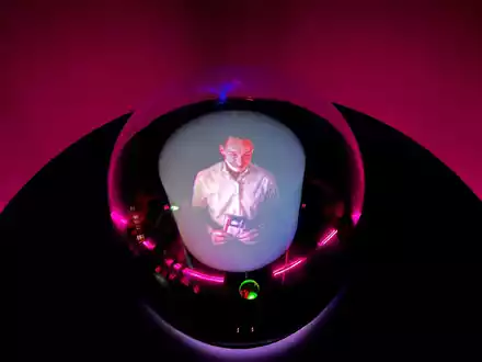Die Telekom präsentiert auf der Mobilfunk-Messe Mobile World Congress in Barcelona einen Router mit Glaskugel, der Hologramm-Telefonie ermöglichen soll. - Foto: Wolf von Dewitz/dpa