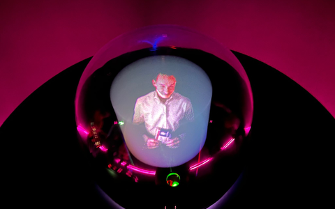 Die Telekom präsentiert auf der Mobilfunk-Messe Mobile World Congress in Barcelona einen Router mit Glaskugel, der Hologramm-Telefonie ermöglichen soll. - Foto: Wolf von Dewitz/dpa