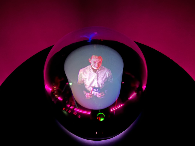 Die Telekom präsentiert auf der Mobilfunk-Messe Mobile World Congress in Barcelona einen Router mit Glaskugel, der Hologramm-Telefonie ermöglichen soll. - Foto: Wolf von Dewitz/dpa