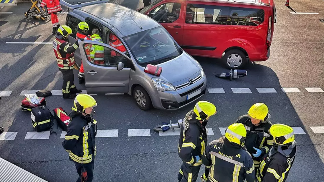 FW-NE: Verkehrsunfall zwischen zwei PKW | Zwei Personen verletzt - Bild: presseportal.de