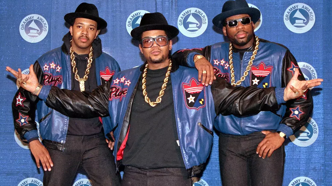 Die Rap-Gruppe Run-DMC: Joseph «Run» Simmons (l-r), Darryl «DMC» McDaniels und Jason Mizell «Jam Master Jay», im März 1988. - Bild: Mark Lennihan/AP/dpa