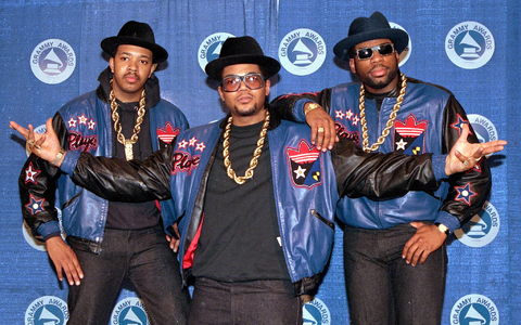 Die Rap-Gruppe Run-DMC: Joseph «Run» Simmons (l-r), Darryl «DMC» McDaniels und Jason Mizell «Jam Master Jay», im März 1988. - Foto: Mark Lennihan/AP/dpa