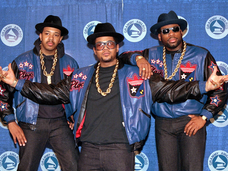 Die Rap-Gruppe Run-DMC: Joseph «Run» Simmons (l-r), Darryl «DMC» McDaniels und Jason Mizell «Jam Master Jay», im März 1988. - Foto: Mark Lennihan/AP/dpa