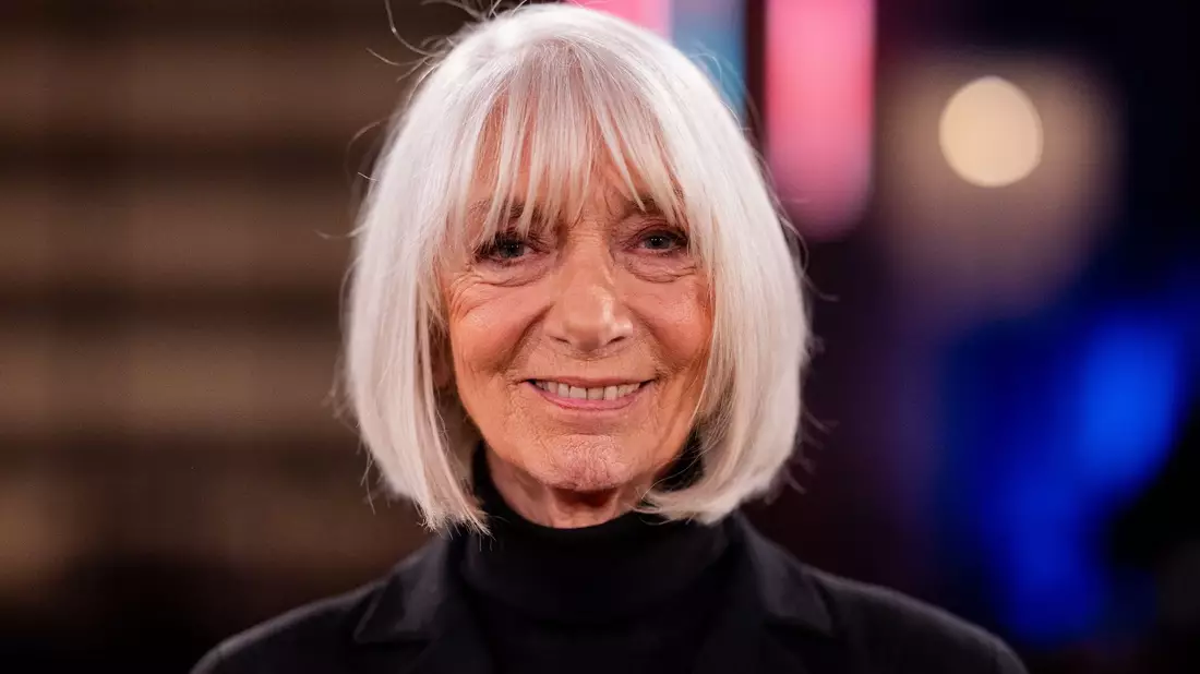 Schauspielerin Erika Pluhar im Januar 2024 in Köln. - Bild: Rolf Vennenbernd/dpa