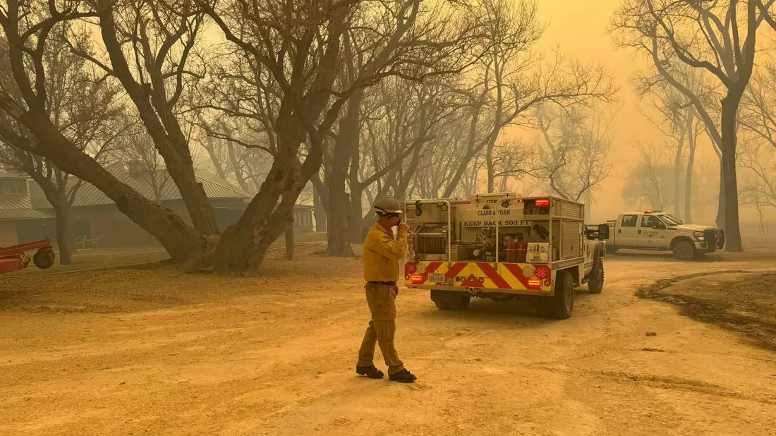 Die Feuerwehr kämpft im US-Bundesstaat Texas gegen mehrere sich schnell ausbreitende Waldbrände. - Bild: Uncredited/Flower Mound Fire Department/AP/dpa