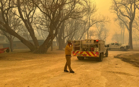 Die Feuerwehr kämpft im US-Bundesstaat Texas gegen mehrere sich schnell ausbreitende Waldbrände. - Foto: Uncredited/Flower Mound Fire Department/AP/dpa