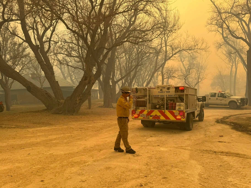 Die Feuerwehr kämpft im US-Bundesstaat Texas gegen mehrere sich schnell ausbreitende Waldbrände. - Foto: Uncredited/Flower Mound Fire Department/AP/dpa