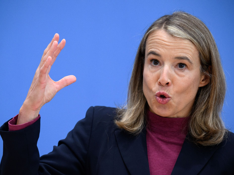 Mit Blick auf die schwache wirtschaftliche Entwicklung Deutschlands sagte die Ökonomin, die Zahlen deuteten auf eine technische Rezession hin. - Foto: Bernd von Jutrczenka/dpa