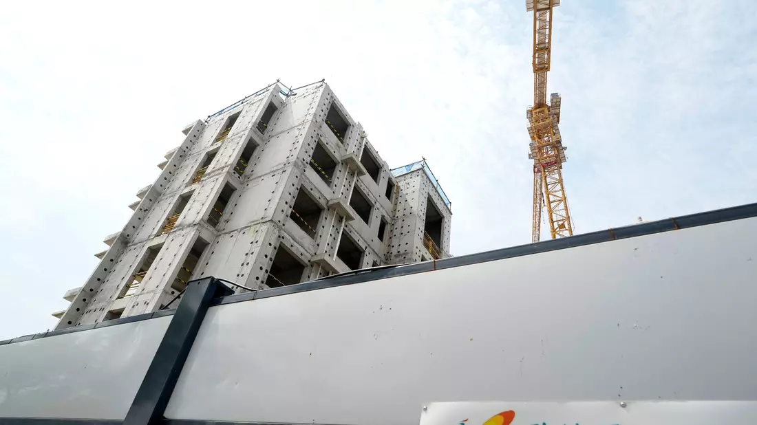 Die Aktienpapiere des chinesischen Bauträgers Country Garden werden vorläufig nicht mehr an der Börse in Hongkong gehandelt. - Bild: Ng Han Guan/AP/dpa