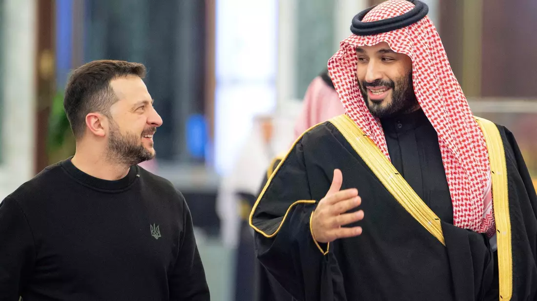 Nach einem Besuch beim saudischen Kronprinz Mohammed bin Salman (r) wird Wolodymyr Selenskyj heute in Albanien zu Gesprächen erwartet. - Bild: Uncredited/Saudi Press Agency/dpa