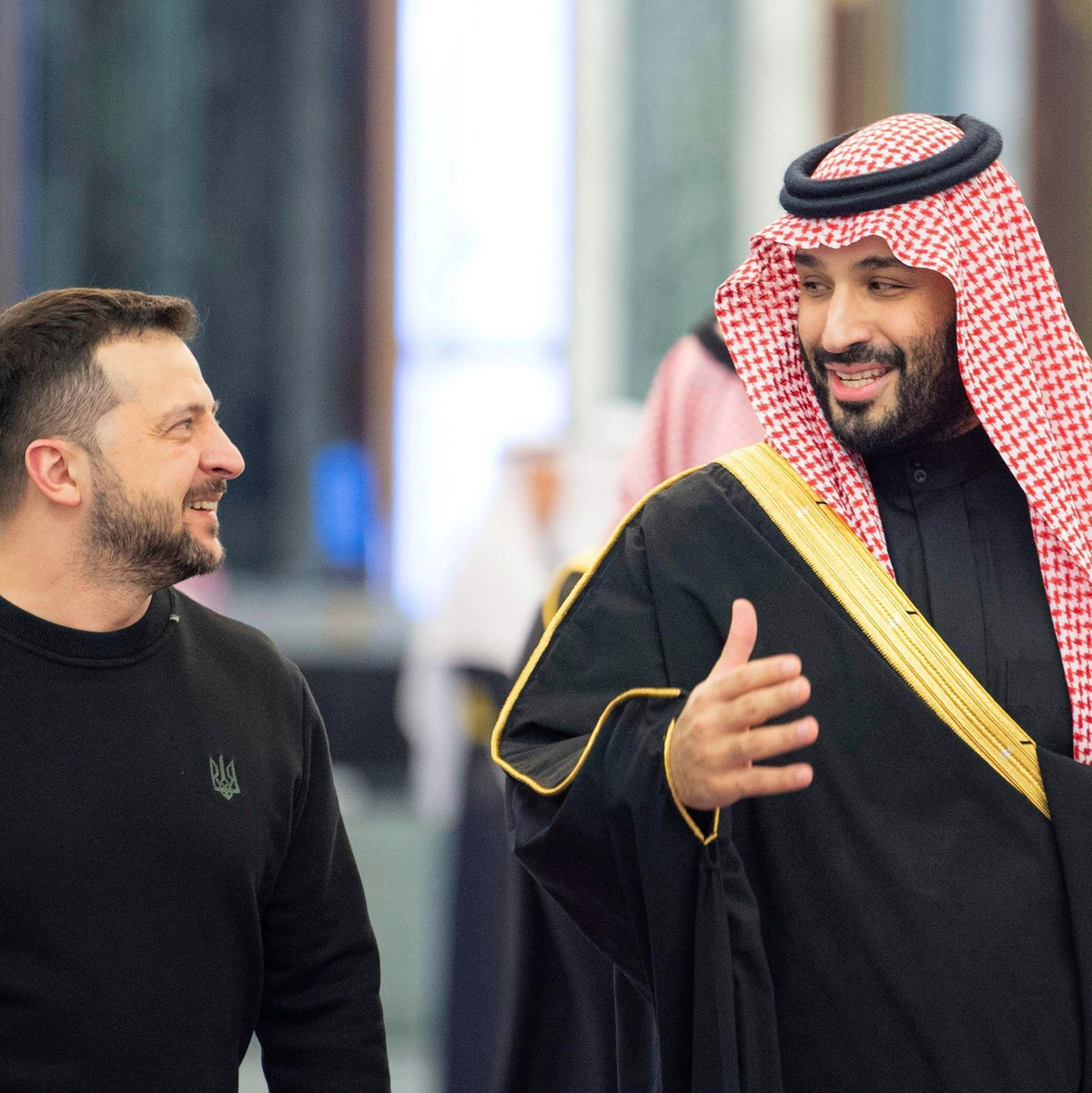 Nach einem Besuch beim saudischen Kronprinz Mohammed bin Salman (r) wird Wolodymyr Selenskyj heute in Albanien zu Gesprächen erwartet. - Foto: Uncredited/Saudi Press Agency/dpa