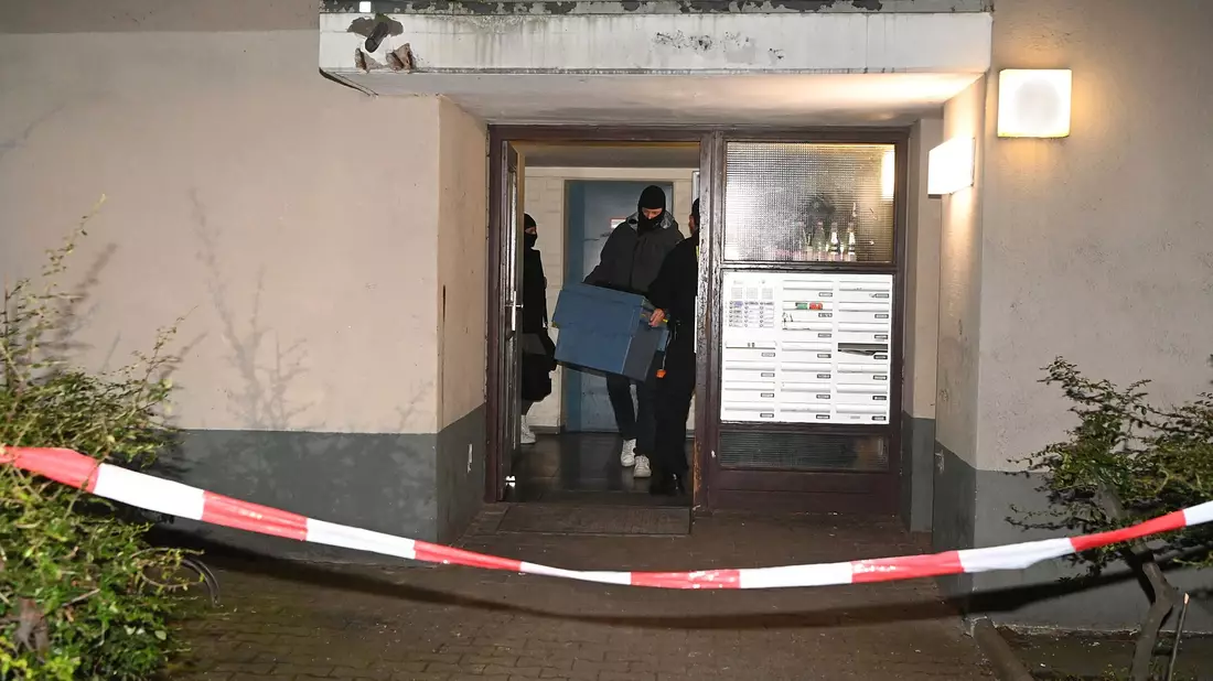Die als Terroristin gesuchte Klette lebte in einer Berliner Wohnung nach LKA-Angaben unter falscher Identität. - Bild: Paul Zinken/dpa