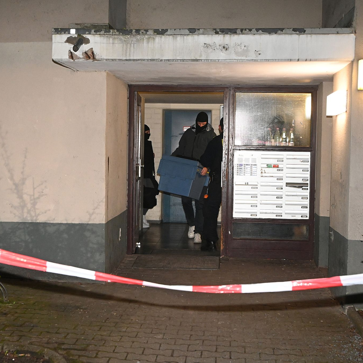 Die als Terroristin gesuchte Klette lebte in einer Berliner Wohnung nach LKA-Angaben unter falscher Identität. - Foto: Paul Zinken/dpa