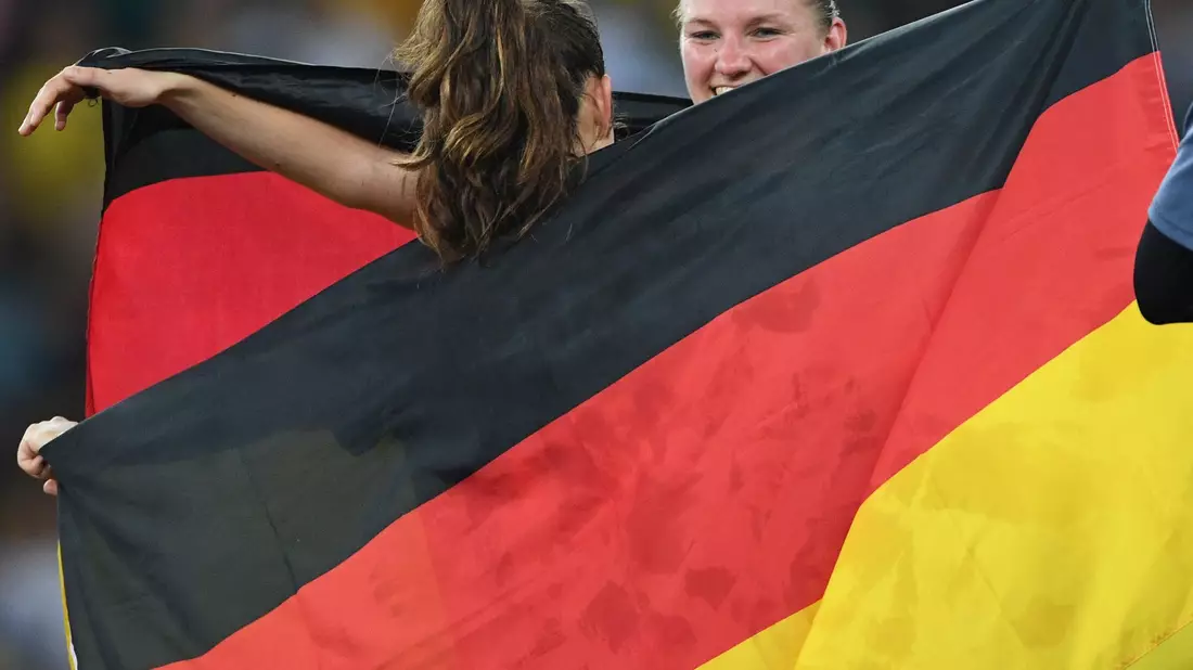 Alexandra Popp schwelgt vor dem entscheidenden Qualifikationsspiel der Fußballerinnen für Paris in Olympia-Erinnerungen. - Bild: Soeren Stache/dpa