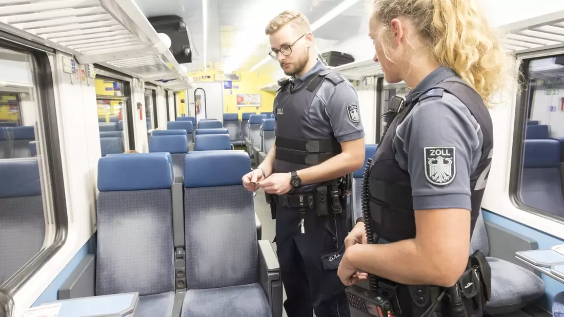 HZA-LÖ: Exklusive-Sneaker im Zug - Teureres Souvenir aus der Schweiz - Bild: presseportal.de
