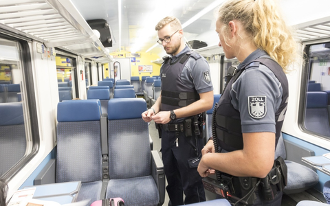 HZA-LÖ: Exklusive-Sneaker im Zug - Teureres Souvenir aus der Schweiz - Foto: presseportal.de
