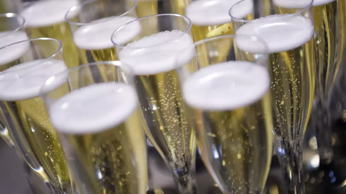 2023 kauften die Deutschen rund 18 Millionen Flaschen «schäumende Getränke aus entalkoholisiertem Wein». - Bild: Arne Dedert/dpa