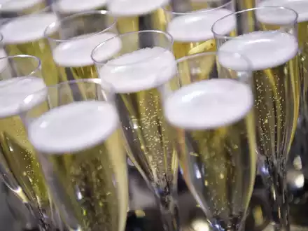 2023 kauften die Deutschen rund 18 Millionen Flaschen «schäumende Getränke aus entalkoholisiertem Wein». - Foto: Arne Dedert/dpa