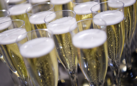 2023 kauften die Deutschen rund 18 Millionen Flaschen «schäumende Getränke aus entalkoholisiertem Wein». - Foto: Arne Dedert/dpa