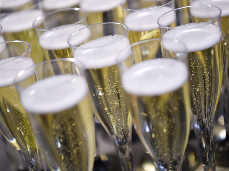 2023 kauften die Deutschen rund 18 Millionen Flaschen «schäumende Getränke aus entalkoholisiertem Wein». - Foto: Arne Dedert/dpa