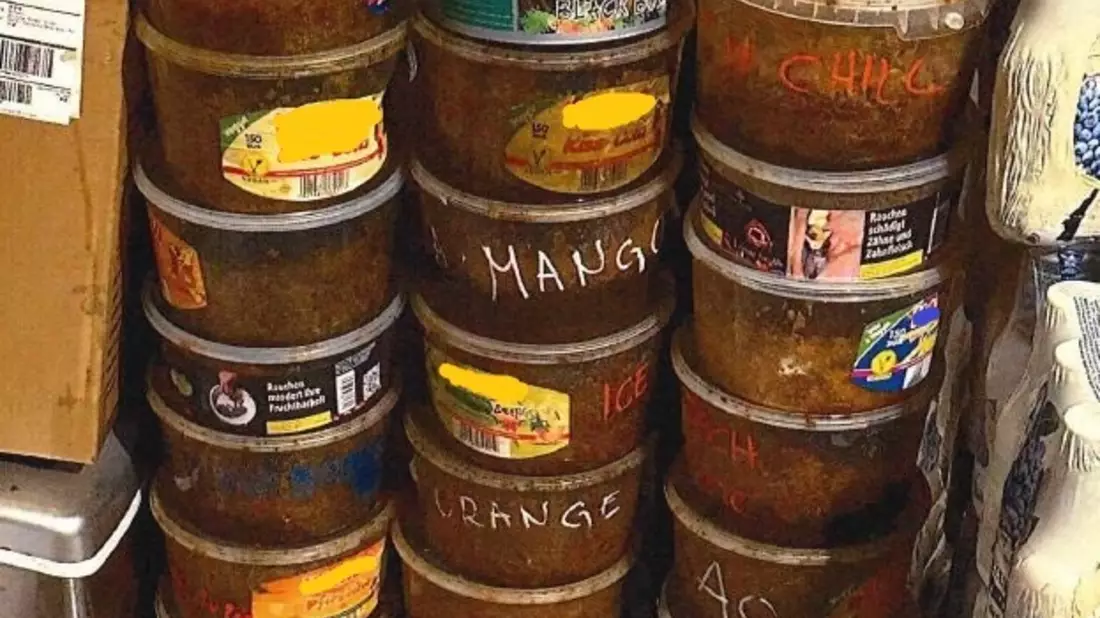 HZA-HH: Zoll beschlagnahmt knapp 100 kg Wasserpfeifentabak // Hamburger Zöllner werden bei Durchsuchung in Shisha-Bar fündig - Bild: presseportal.de